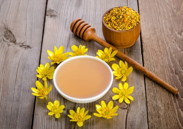 Beekeeper's still life on wooden background — Stock Photo, Image