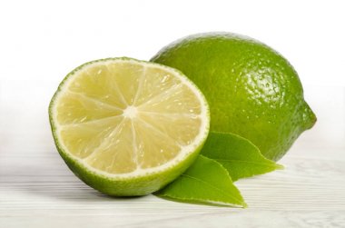 bir limon Sulu kireç ahşap bir masa üzerinde yarısı ile