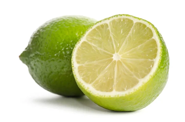 Lime och hälften av lime isolerad på vit bakgrund — Stockfoto