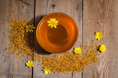 arıcı'nın natürmort ahşap arka plan üzerinde