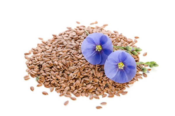 Keten tohumlar üzerinde beyaz izole ile güzel çiçekler 