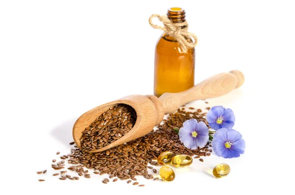 Linfrön i trä scoop, flaskan med olja och skönhet blommor — Stockfoto