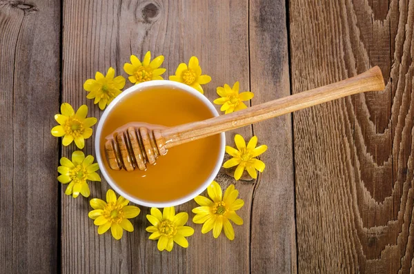 Honung i glas skål och gula blommorna runt det — Stockfoto