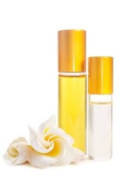  Güzel çiçekler ve şişeler yağı ve cilt losyonu