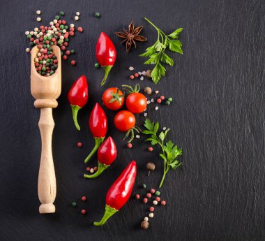 Siyah bir arka plan üzerinde farklı spises