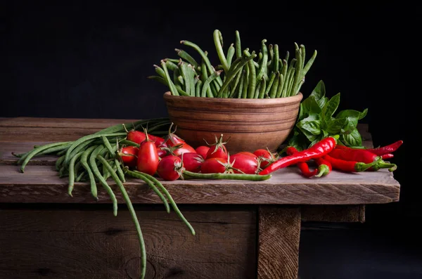 Grönsak. Färska grönsaker på rustika bord — Stockfoto