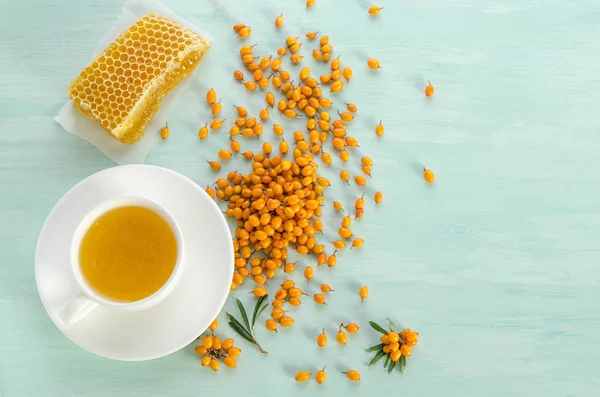 Deniz topalak, bal ve çay ile deniz topalak mavi masada