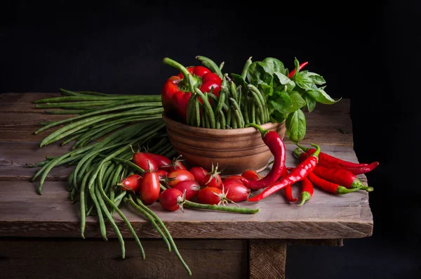 Grönsak. Färska grönsaker på rustika bord — Stockfoto