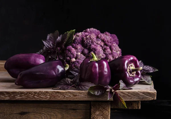 新鲜蔬菜深紫色的辣椒, 花椰菜与罗勒叶 — 图库照片