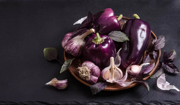 新鲜蔬菜紫椒配大蒜罗勒叶 — 图库照片