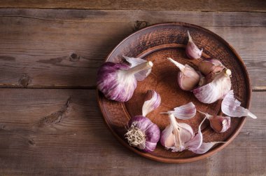  eski ahşap masa (arka plan tabağa sarımsak ) 