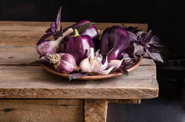  Sarımsak ve fesleğen yaprakları ile koyu mor biber