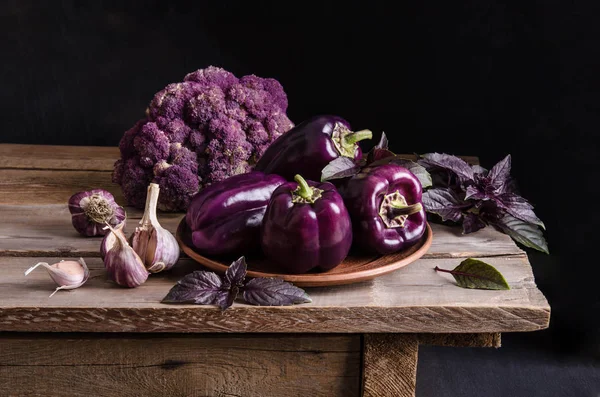 新鲜蔬菜深紫色的辣椒, 花椰菜与罗勒叶 — 图库照片