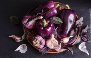 Taze sebze Menekşe biber sarımsak ile fesleğen yaprakları