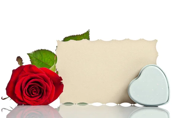 Rosa vermelha com caixa em forma de coração e cartão presente em branco — Fotografia de Stock