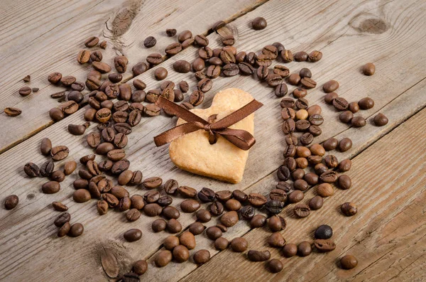Frame- coração de grãos de café e dois biscoitos-coração — Fotografia de Stock