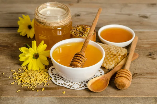 Biprodukter (honung, pollen, honeycombs) på trä bakgrund — Stockfoto