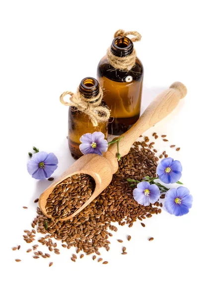 Nasiona lnu w drewniana Miarka, butelki z olejem i piękno kwiatów — Zdjęcie stockowe