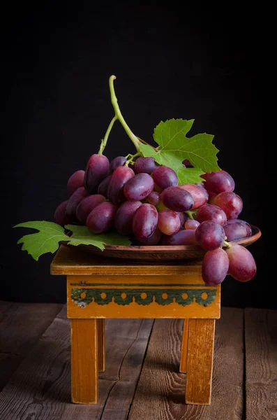 Sötét tál szőlő. — Stock Fotó