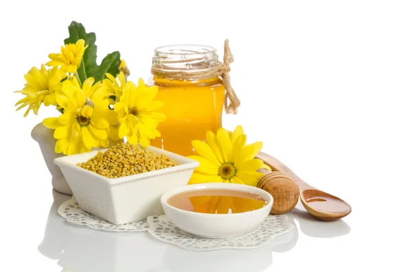 Flores amarillas y productos de abeja (miel, polen) aislados en blanco —  Fotos de Stock