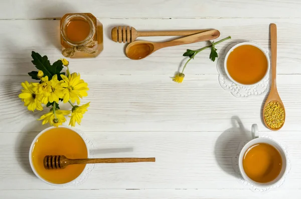 Bijenproducten op houten tafel — Stockfoto
