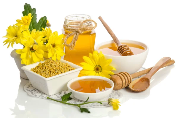 Fiori gialli e prodotti delle api (miele, polline) isolati su bianco — Foto Stock