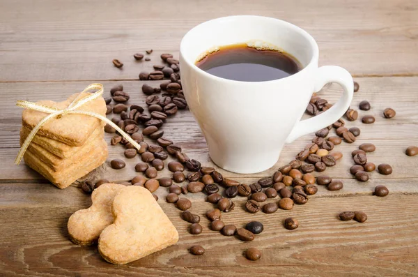 A xícara de café, grãos de café e biscoitos-corações — Fotografia de Stock