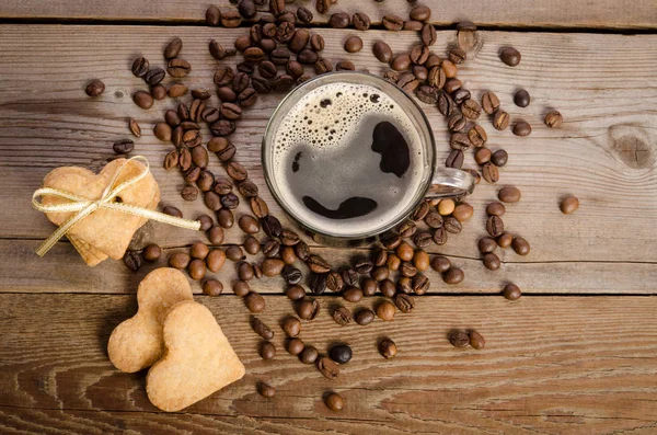 A xícara de café, grãos de café e biscoitos-corações — Fotografia de Stock