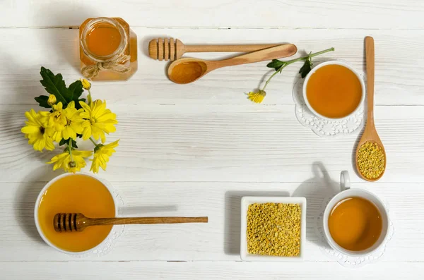 Produtos de abelha na mesa de madeira — Fotografia de Stock