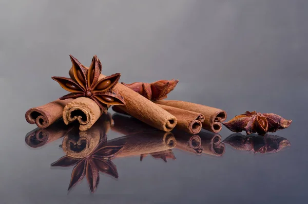 Anise and cinnamon, ingredients for preparation mulled wine — Stock Photo, Image