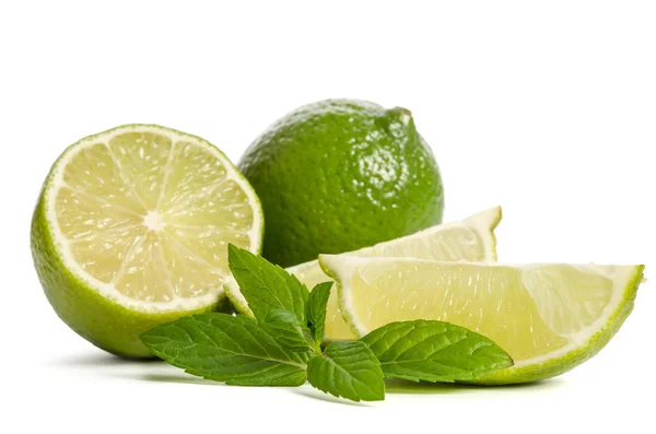 En lime med hälften av en saftig lime med blad av mynta — Stockfoto