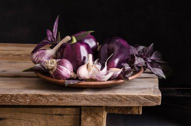  Sarımsak ve fesleğen yaprakları ile koyu mor biber 