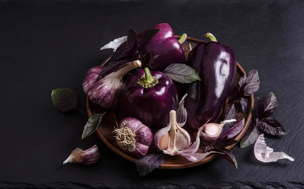 Pimenta violeta vegetal fresca com folhas de manjericão com alho — Fotografia de Stock