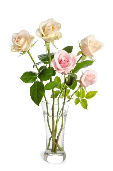 Boeket schoonheid rozen in glasvaas geïsoleerd op wit — Stockfoto