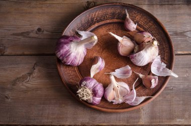  eski ahşap masa (arka plan tabağa sarımsak )