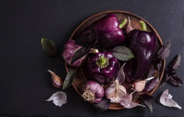 Świeżych warzyw pieprz fioletowe z liści bazylii z czosnkiem — Zdjęcie stockowe