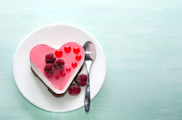 Bella piccola torta a forma di cuore sul tavolo — Foto Stock