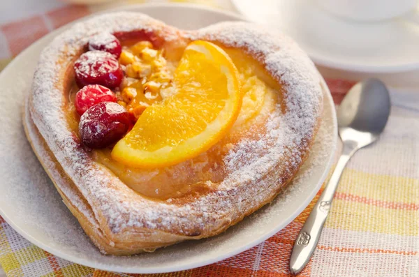 Torta di soffio decorare con frutta diversa — Foto Stock