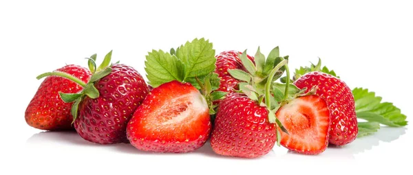 Läckra röda jordgubbar isolerad på vit — Stockfoto