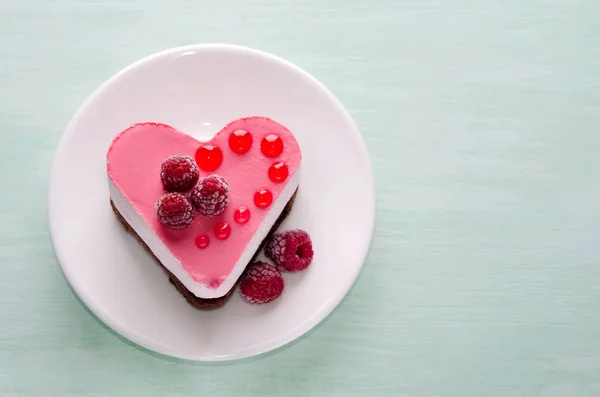 Bella piccola torta a forma di cuore sul tavolo — Foto Stock