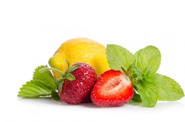 limon, nane yaprakları ve beyaz izole çilek