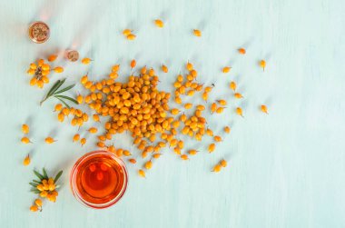 Deniz topalak iki şişe ve deniz cehri petrol ile kase ile 