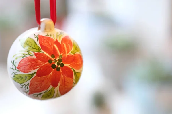 Decoración Navidad Bola Cerámica Con Decoración Flores Adorno Colgando Cinta —  Fotos de Stock