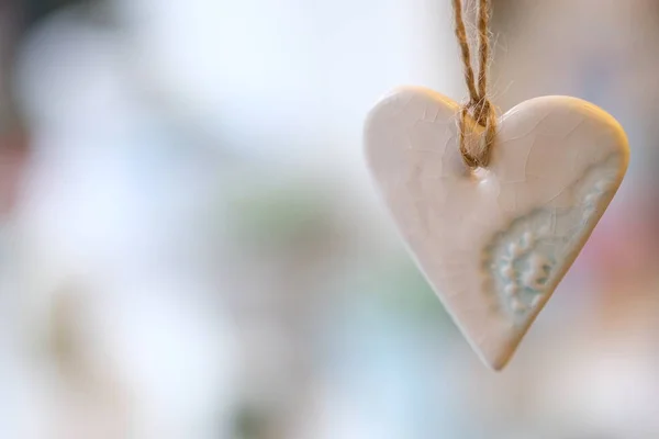 Decoración Navidad Corazón Cerámica Rosa Adorno Que Cuelga Los Hilos — Foto de Stock