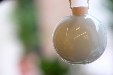Noel dekoru seramik topu, gümüş ipliklerde asılı süs.