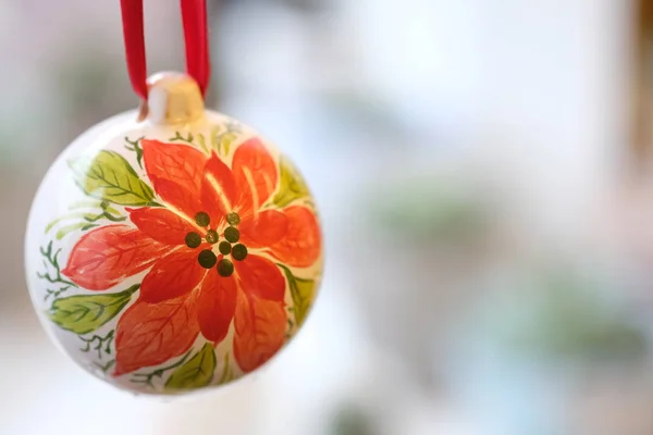 Juldekoration Keramik Boll Med Blomma Dekoration Prydnad Hängande Rött Band — Stockfoto