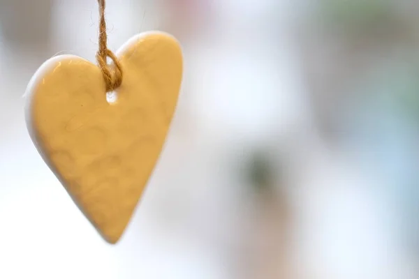 Χριστουγεννιάτικη Διακόσμηση Κεραμική Καρδιά Στολίδι Κρέμεται Σακουλάκια Νήματα — Φωτογραφία Αρχείου