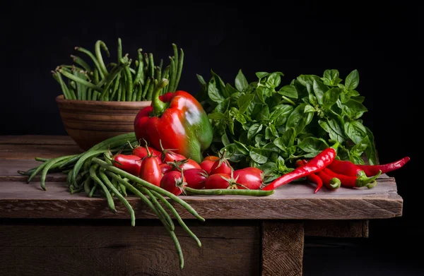 Grönsak. Färska grönsaker på rustika bord — Stockfoto