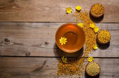 arıcı'nın natürmort ahşap arka plan üzerinde