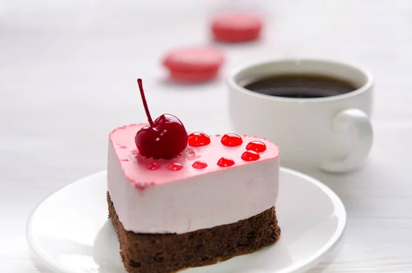 Souffle cake in the form of heart  with cup of coffe and macaroos — Stock Photo, Image